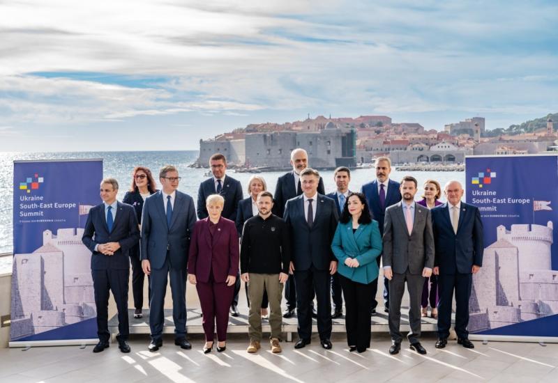 Okupljeni na summitu za pomoć Ukrajini u Dubrovniku - Pala zajednička fotografija: Zelenski, Vučić i Plenković 