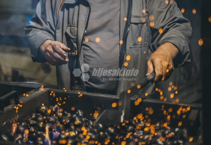 Prodaja kestena na mostarskim ulicama - Sezona pečenih kestena u Mostaru: Kestenjar Četo započeo 47. sezonu