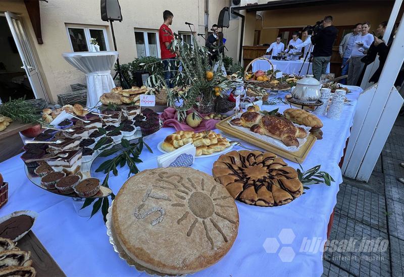  Srednjoškolci obilježili Dane kruha u Mostaru - FOTO Srednjoškolci obilježili Dane kruha u Mostaru