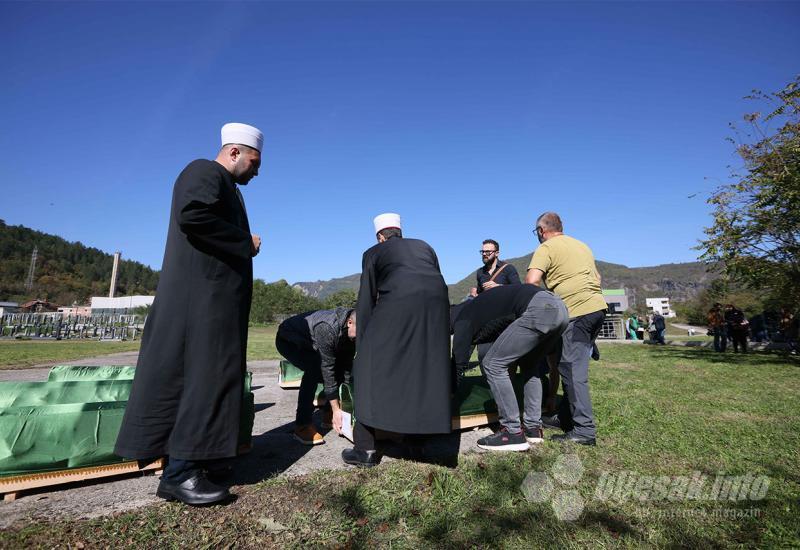 FOTO Kolektivna dženaza u Jablanici: Noć je to koja će ostati crnim slovima upisana