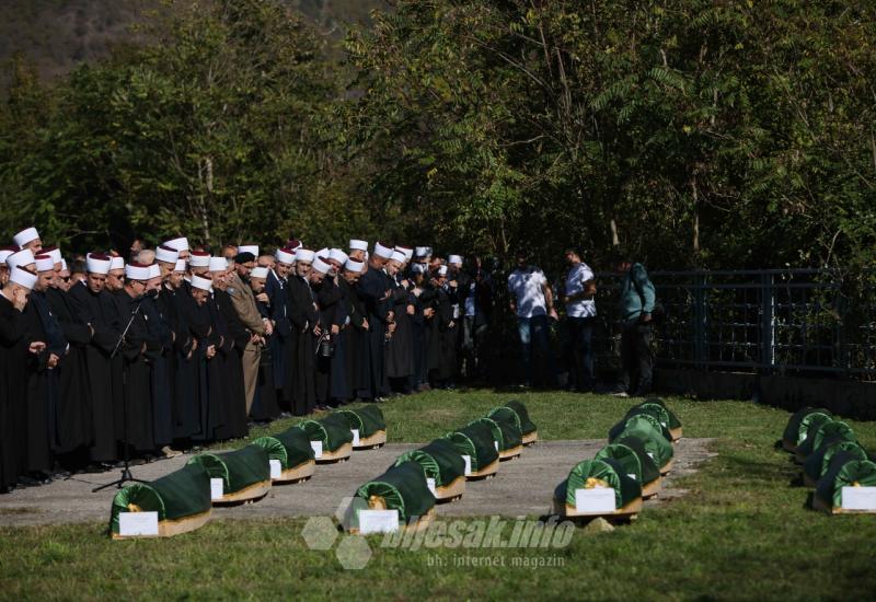 FOTO Kolektivna dženaza u Jablanici: Noć je to koja će ostati crnim slovima upisana