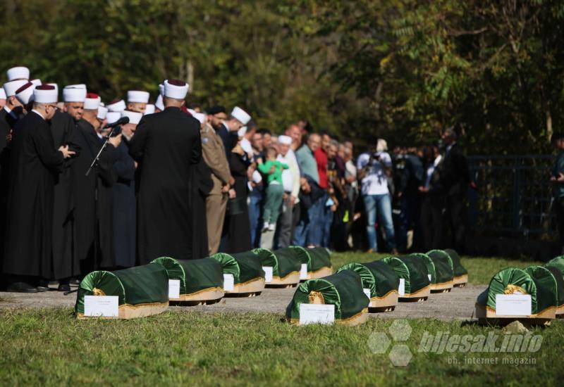 FOTO Kolektivna dženaza u Jablanici: Noć je to koja će ostati crnim slovima upisana