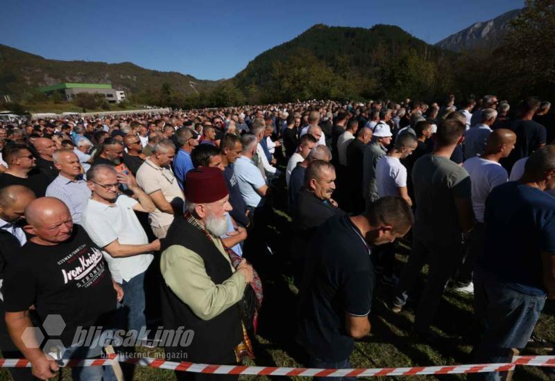 FOTO Kolektivna dženaza u Jablanici: Noć je to koja će ostati crnim slovima upisana