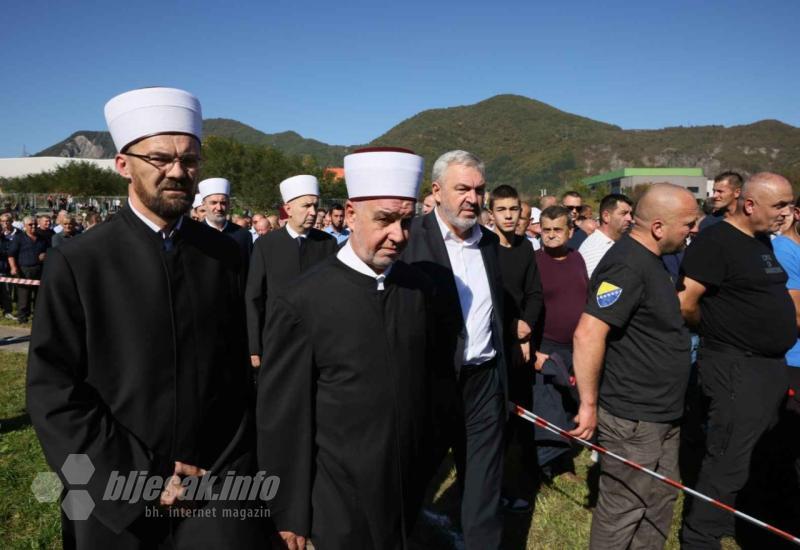 Reisu-l-ulema Islamske zajednice u Bosni i Hercegovini Husein ef. Kavazović - FOTO Kolektivna dženaza u Jablanici: Noć je to koja će ostati crnim slovima upisana