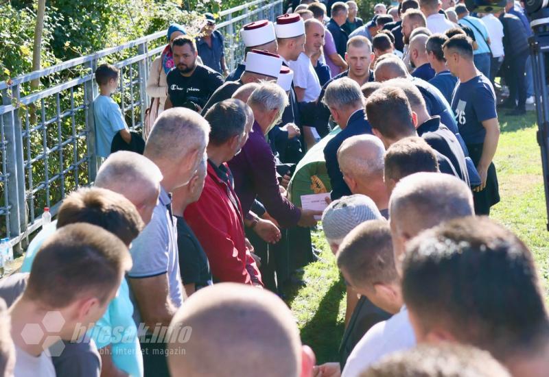 FOTO Kolektivna dženaza u Jablanici: Noć je to koja će ostati crnim slovima upisana