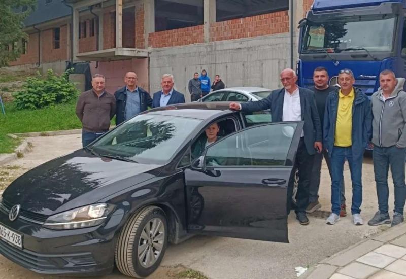 Žena koja je spašavala ljude u poplavama dobila novi automobil 