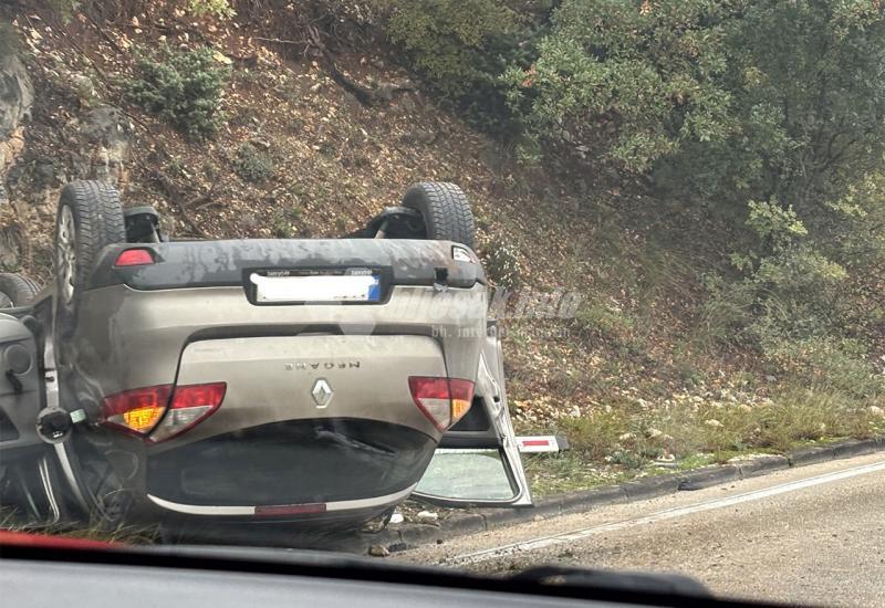 Prometna nesreća na putu Mostar - Stolac: Vozilo završilo na krovu