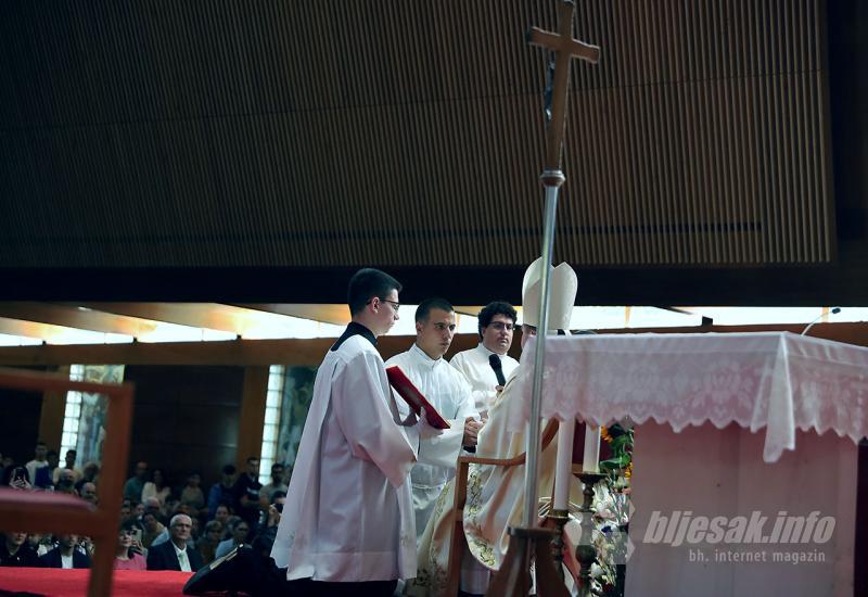 Biskup mons. Petar Palić zaredio je za đakone petoricu bogoslova - FOTO | Pet bogoslova u Mostaru zaređeno za đakone