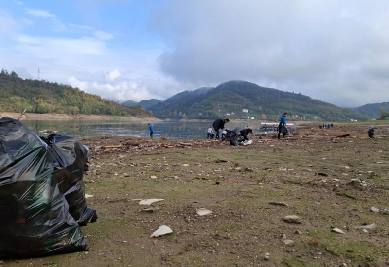 Volonteri čiste Jablaničko jezero poslije poplava 