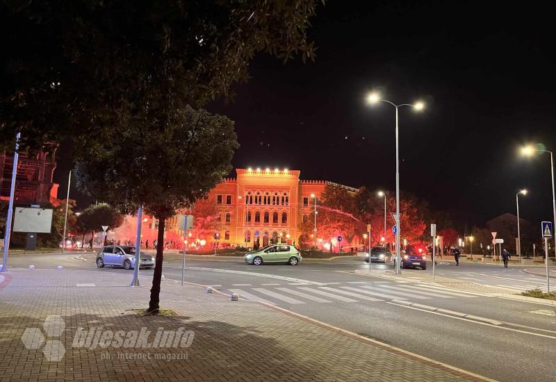 Navijački sukob na Španjolskom trgu u Mostaru - Mostar: Prebojan grafit na zgradi javnog WC-a