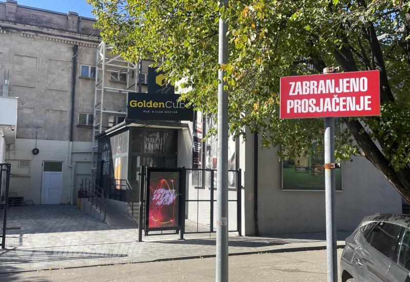 Znak "Zabranjeno prosjačenje" postavljen u Mostaru