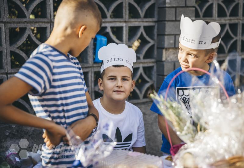 FOTO | Bili smo na Danima kruha u Ilićima: Šaroliki štandovi i najslađi prodavači 