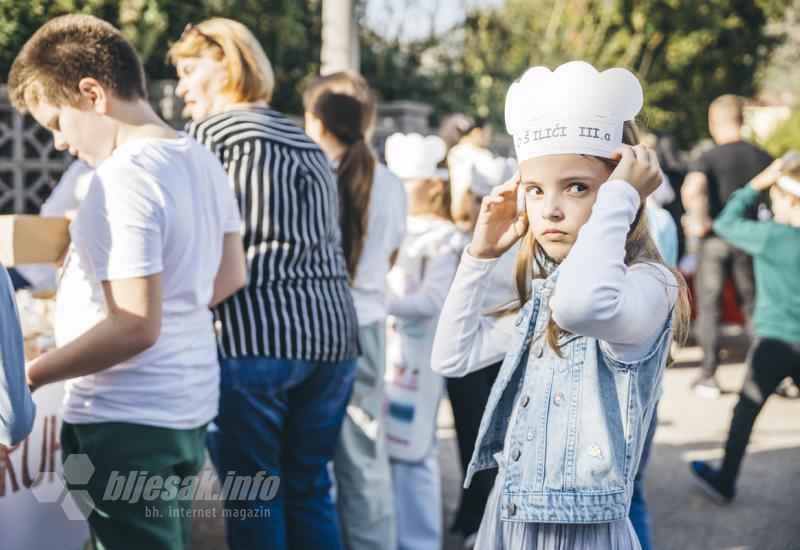 FOTO | Bili smo na Danima kruha u Ilićima: Šaroliki štandovi i najslađi prodavači 