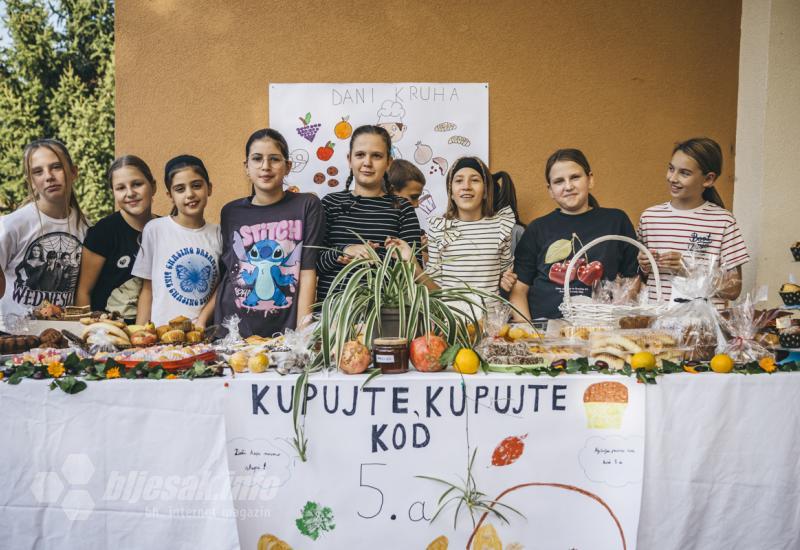 FOTO | Bili smo na Danima kruha u Ilićima: Šaroliki štandovi i najslađi prodavači 