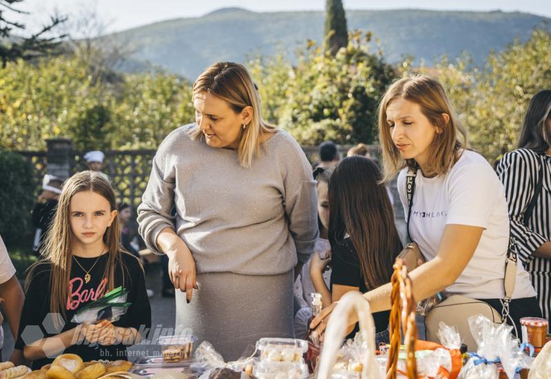 FOTO | Bili smo na Danima kruha u Ilićima: Šaroliki štandovi i najslađi prodavači 