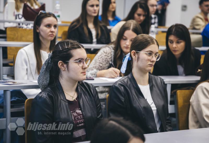 FOTO | Mladi iz Mostara okupljeni oko istog cilja - pronalaska posla 