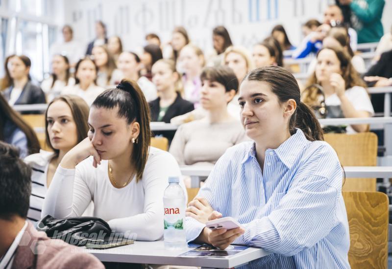 FOTO | Mladi iz Mostara okupljeni oko istog cilja - pronalaska posla 