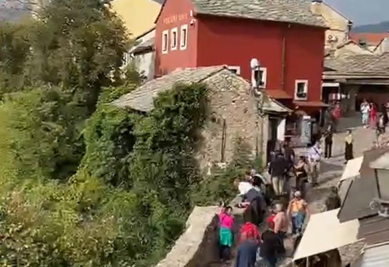 Turist pao sa zidića - Mostar: Turist pao sa zidića u Starom gradu, hitna reanimacija na mjestu događaja