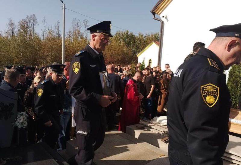 Sahranjen policajac ubijen u napadu u Bosanskoj Krupi