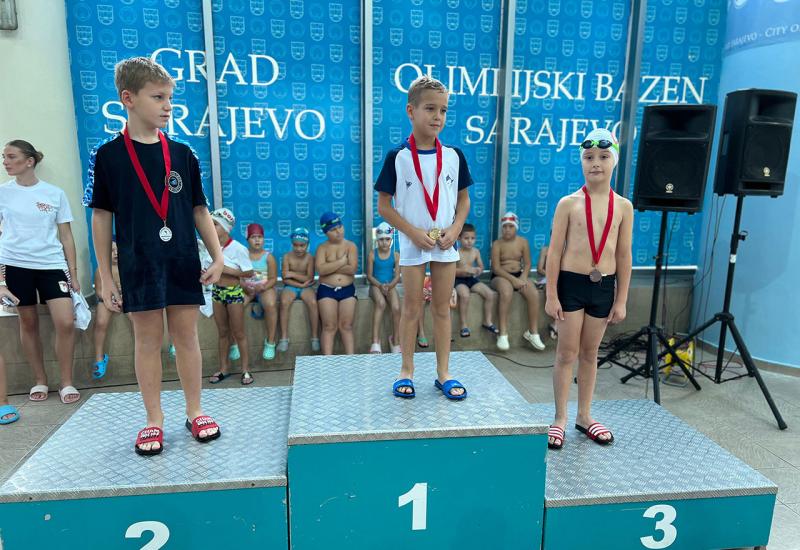 Članovi SPK Zrinjski - Šest medalja za najmlađe plivače Zrinjskog