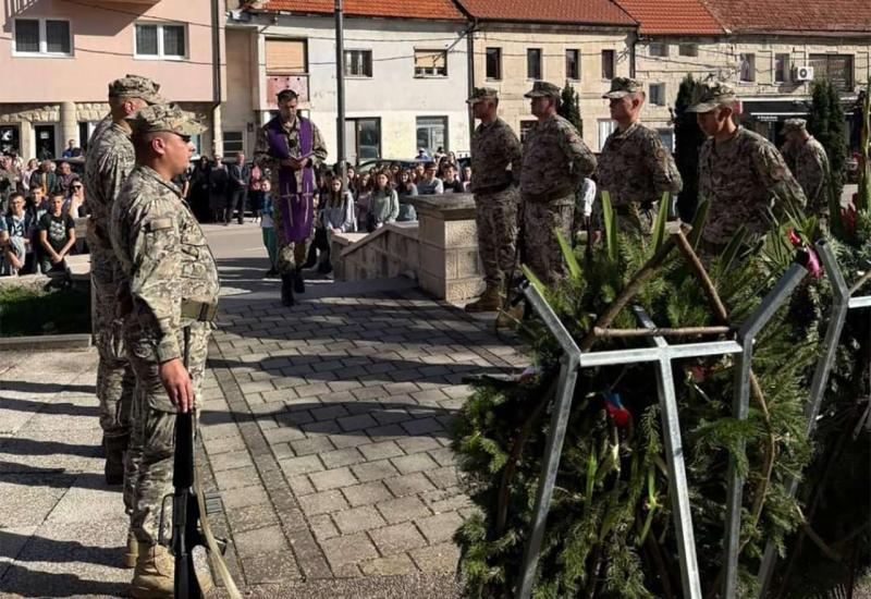 U Tomislavgradu položeni vijenci i služena sveta misa za hrvatske branitelje