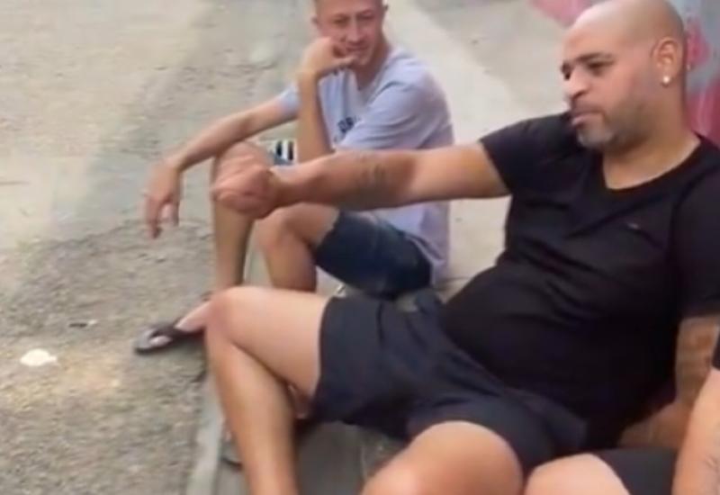 VIDEO I Adriano pijan na ulici, ne može stajati na nogama 