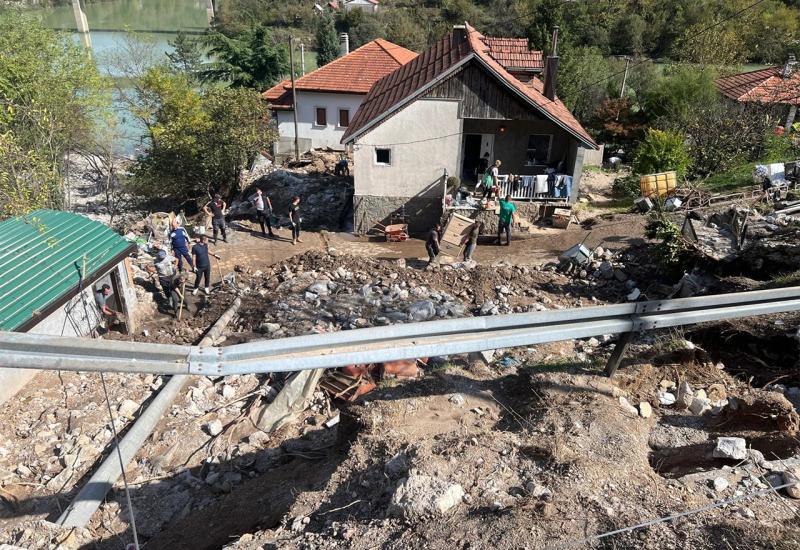 Obitelj i prijatelji koji su pritekli u pomoć - Jablanica - 