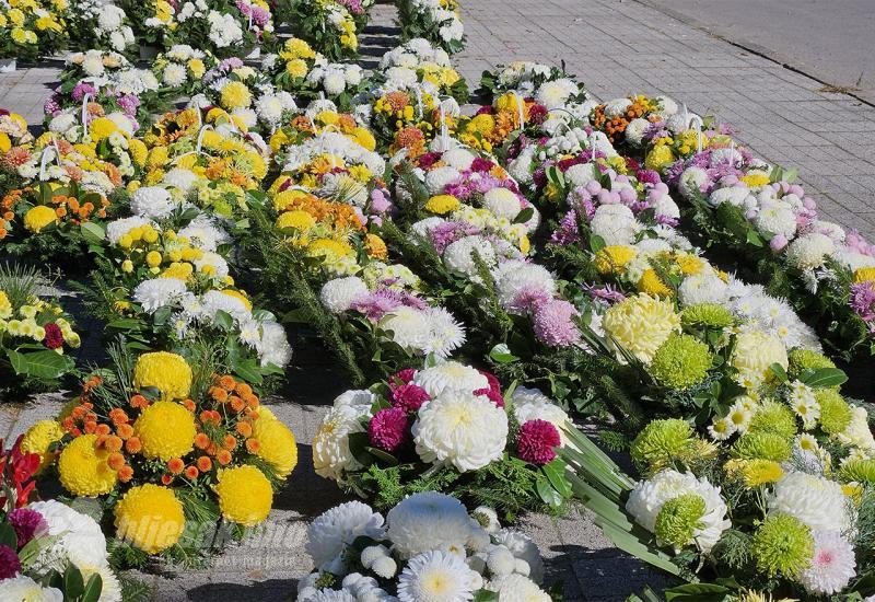 FOTO/VIDEO | Trgovi u Čapljini puni cvijeća: Svi čekaju posljednji trenutak za kupovinu