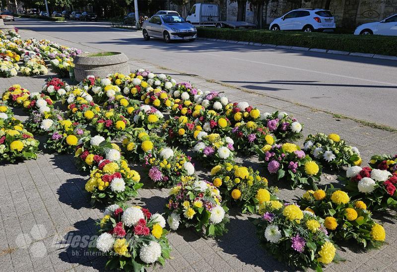 FOTO/VIDEO | Trgovi u Čapljini puni cvijeća: Svi čekaju posljednji trenutak za kupovinu