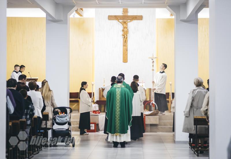 Nightfever u župi sv. Ivana apostola i evanđelista - FOTO | Nightfever i ove godine okupio veliki broj vjernika: Lijepa tradicija u mostarskoj župi