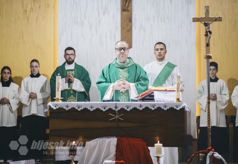 FOTO | Nightfever i ove godine okupio veliki broj vjernika: Lijepa tradicija u mostarskoj župi