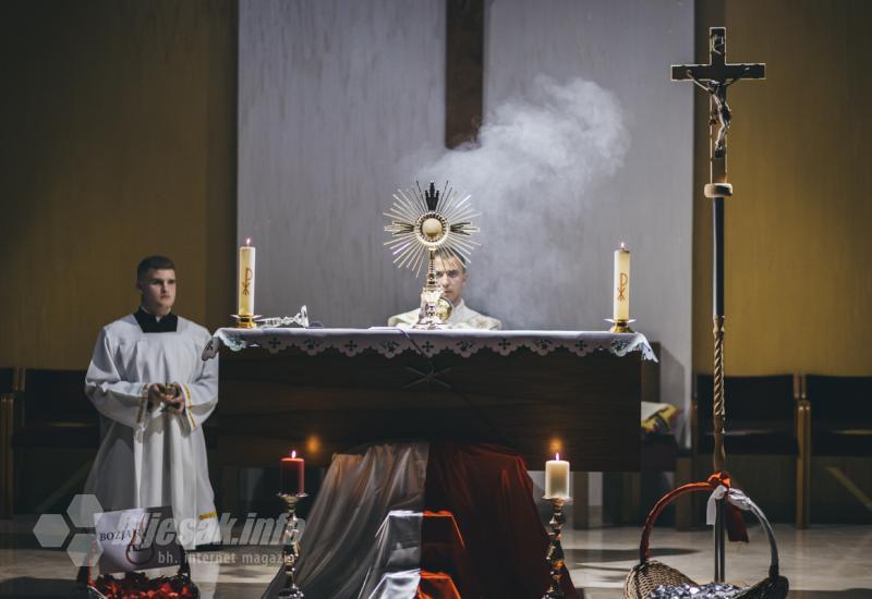 Nightfever u župi sv. Ivana apostola i evanđelista - FOTO | Nightfever i ove godine okupio veliki broj vjernika: Lijepa tradicija u mostarskoj župi