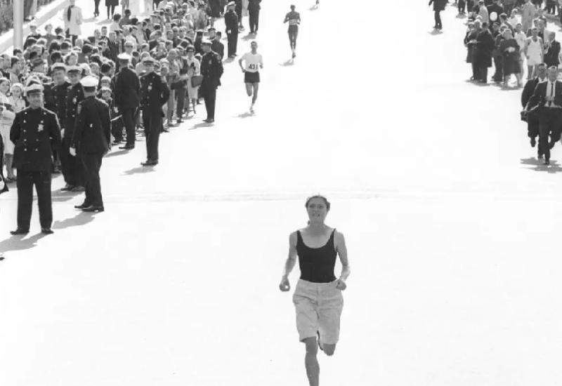 Slavna fotografija Gibba dok se približava cilju na Bostonskom maratonu 1966. - Bobbi Gibb – Prva žena koja je otrčala Bostonski maraton