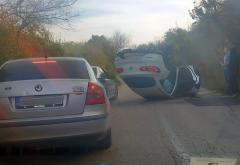 Nesreća na goranačkoj cesti - automobil završio na krovu