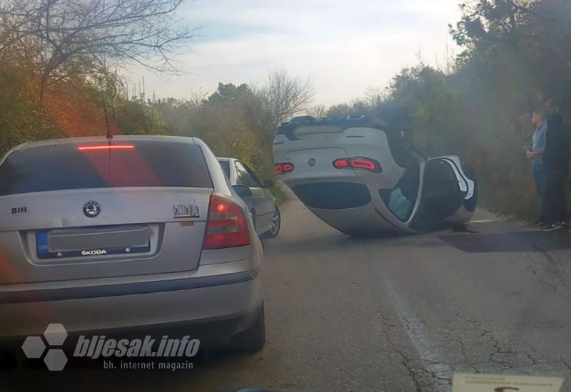 Nesreća na goranačkoj cesti - automobil završio na krovu