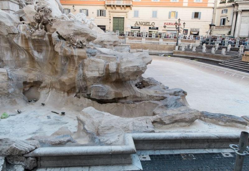 Fontana di Trevi u Rimu - Fontana je prazna, ali… Rimljani postavili improvizirani bazen za skupljanje eura od turista