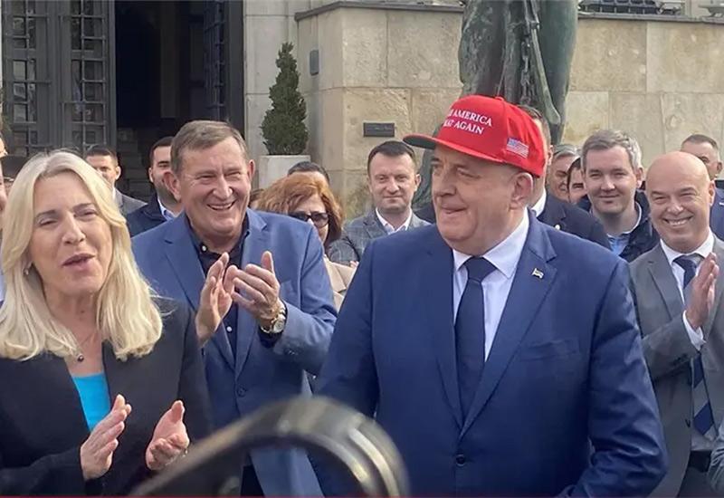 Dodik organizirao koktel s američkom zastavom i Trumpovom kapom