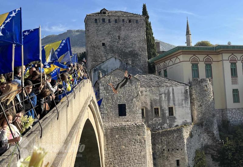 VIDEO | Skokom u Neretvu obilježena godišnjica rušenja Starog mosta