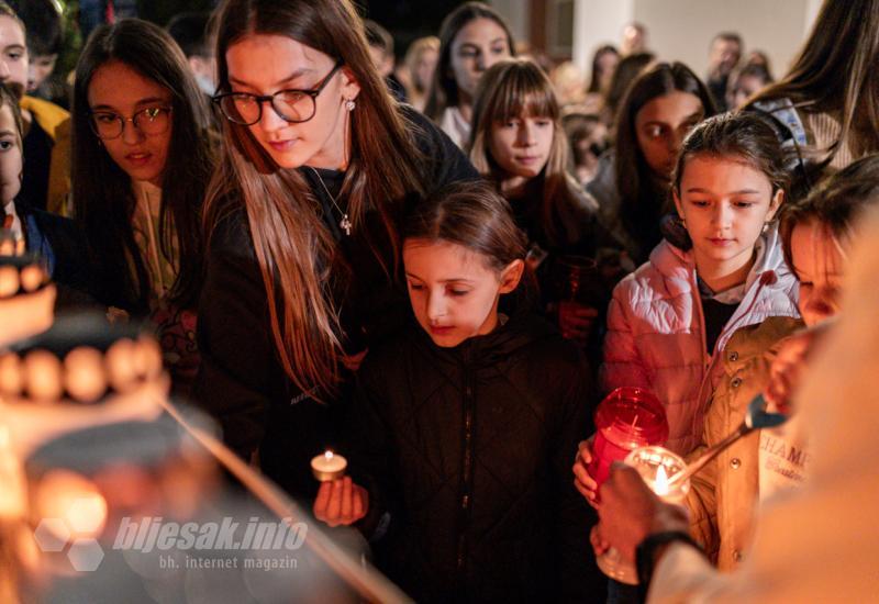 Mostar: Vjernici molitvom i procesijom odali počast ubijenim djevojčicama