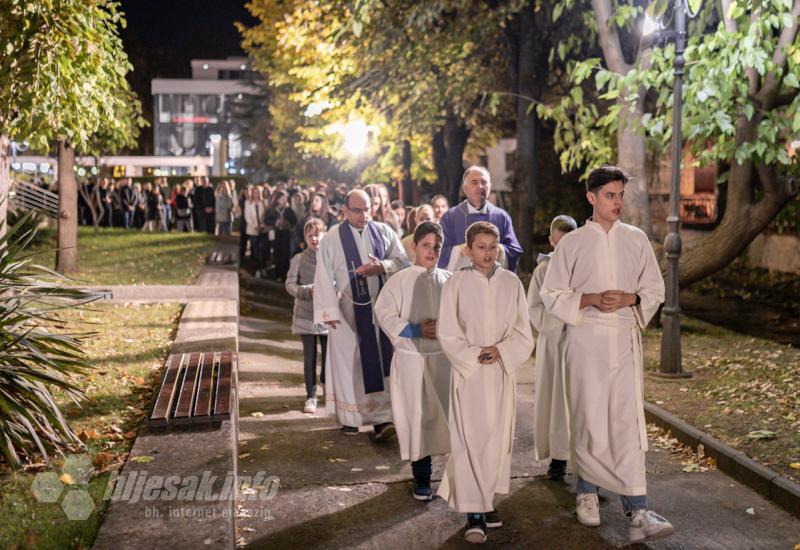 Mostar: Vjernici molitvom i procesijom odali počast ubijenim djevojčicama