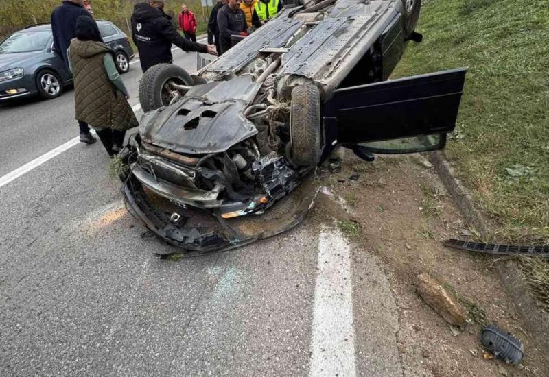 Nesreća kod Zenice: Automobil se prevrnuo na krov, smrtno stradala jedna osoba