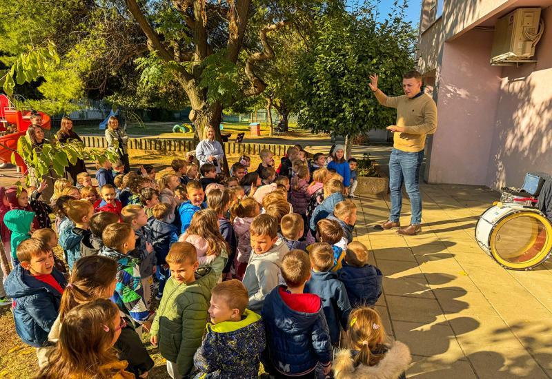 Mališani iz vrtića Radobolja oduševljeni posjetom Hrvatske glazbe Mostar