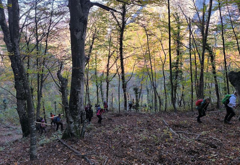 Humanitarna tura za pomoć stradalima u poplavama i klizištima - FOTO | 80 planinara sudjelovalo u humanitarnoj turi za pomoć stradalima u poplavama i klizištima