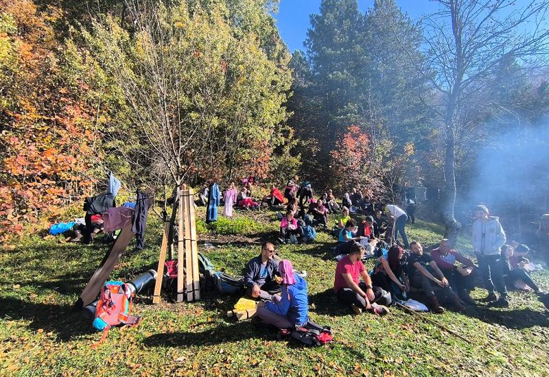 FOTO | 80 planinara sudjelovalo u humanitarnoj turi za pomoć stradalima u poplavama i klizištima