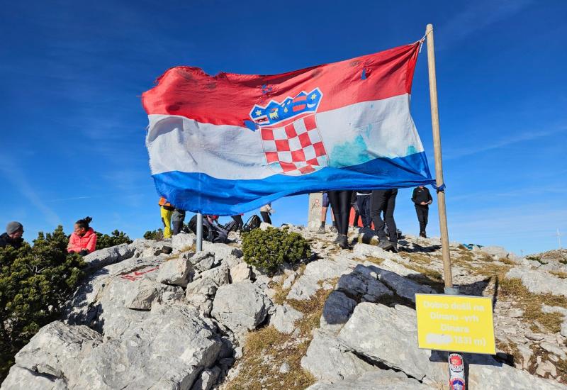 FOTO | Članovi HPD Vrlosinj na krovu Hrvatske