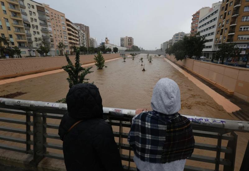 Nove bujice na španjolskim ulicama: Vatrogasci spašavali ljude