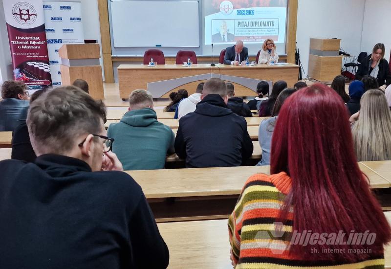 Mostar: Studenti pitali diplomatu