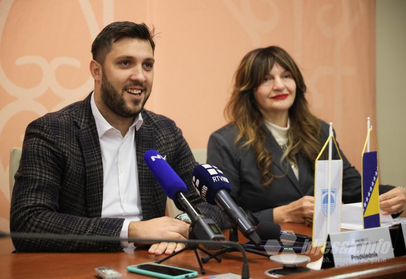 Marin Čuljak i Ivana Marić, predstavnici Grada Mostara - Predstavljen program Adventa u Mostaru: Poznati izvođači, cijene kućica i gosti 