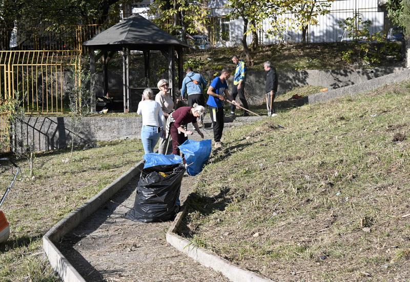 Akcija čišćenja dvorišta mostarskih vrtića u sklopu projekta 'Superheroji protiv komaraca'