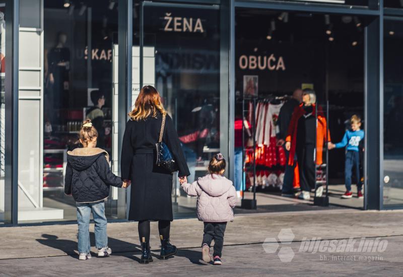 FOTO & VIDEO Inspekcija u mostarskom tržnom centru: Pojedine trgovine ipak zatvorile vrata, posjetitelji pokazali ''solidarnost''